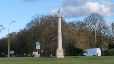 L'obélisque du rond-point des héros de la résistance