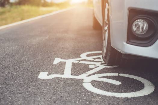 Voiture sur piste cyclable
