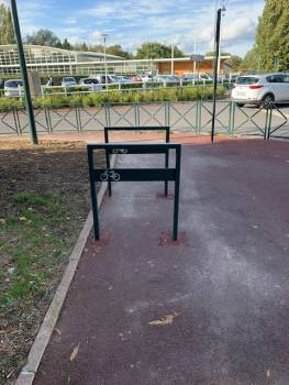 2 appuis vélos devant La Scène Adamoise