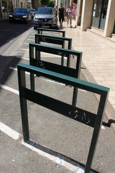 4 appuis vélos devant la boulangerie Hombecq