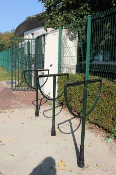 3 appuis vélos devant l'Espace culturel Michel Poniatowski