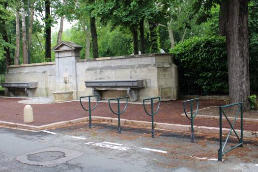 4 appuis vélos à côté de la fontaine des Ecuries de Conti