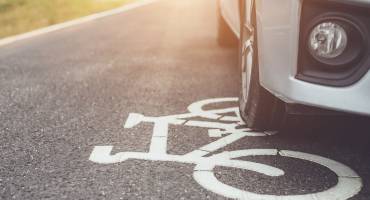 Voiture sur piste cyclable