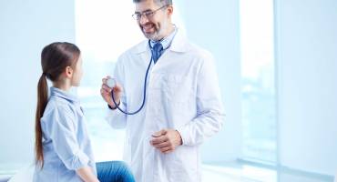 médecin et jeune patient